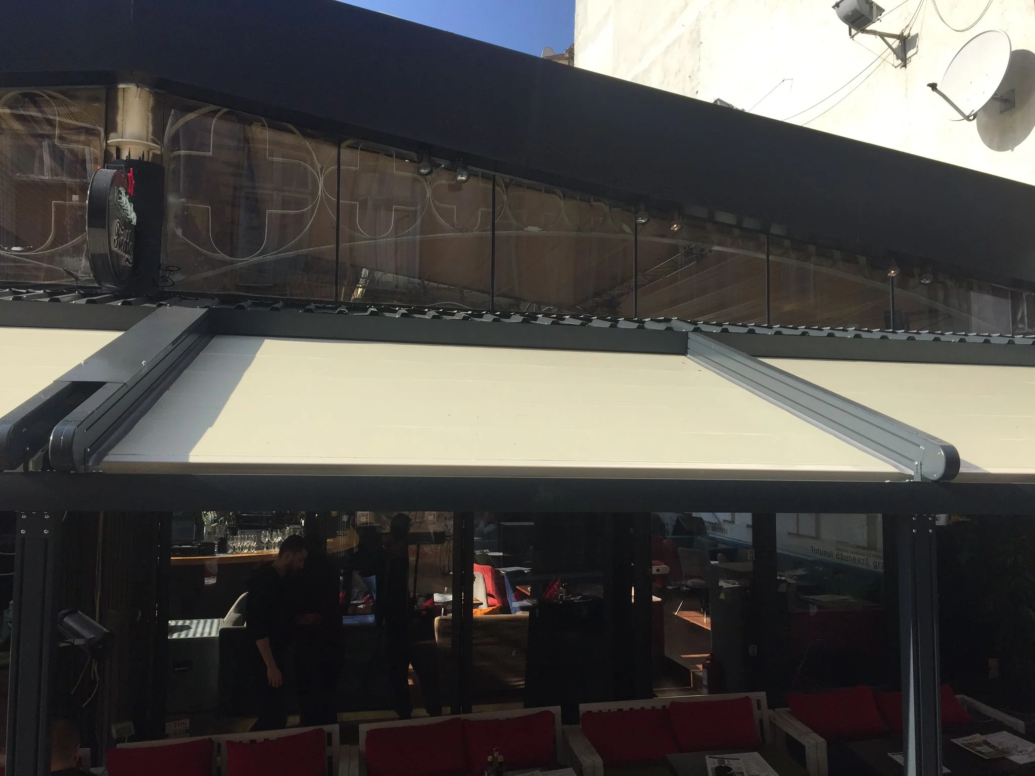 Amenajări terase în Sibiu — Pergole retractabile și sisteme de umbrire