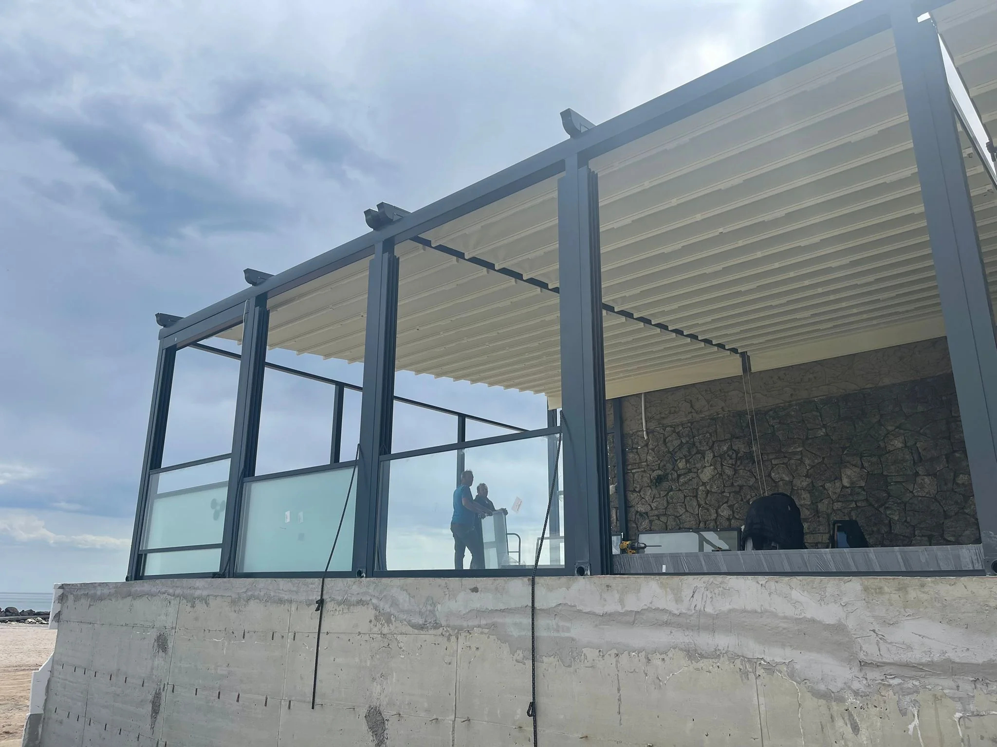Proiect de succes: Hotel Olimpic Mangalia — pergole și geam ghilotină pe litoral